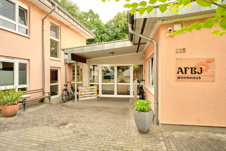 "AFbJ_Wohnhaus_Eingang.jpg"