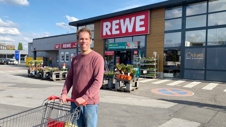 "Thilo fährt die Einkäufe auf dem Parkplatz zurück"