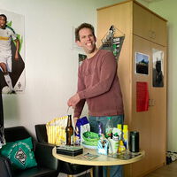 "Thilo packt zuhause die Einkäufe an einem Tisch die Einkäufe aus"