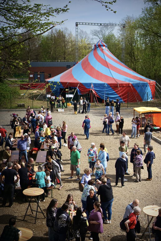 "Eine Aufnahme eines Zirkuszeltes mit Menschen davor"