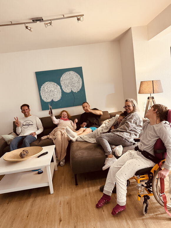 "AFbJ_Wohnhaus_Spass_auf_Couch.jpeg"